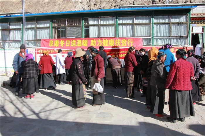 精準(zhǔn)扶貧送健康 免費義診暖人心——西藏阜康醫(yī)療股份有限公司黨委開展“送健康 送溫暖”免費義診活動